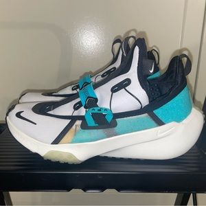 Boys 6 Nike tennis shoes